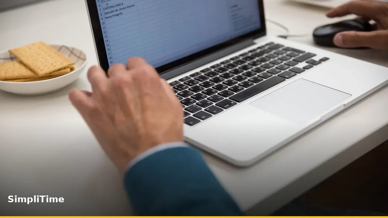 Havi jelenléti ív Excel táblázat és digitális munkaidő-nyilvántartó felület összehasonlítása az irodai asztalon