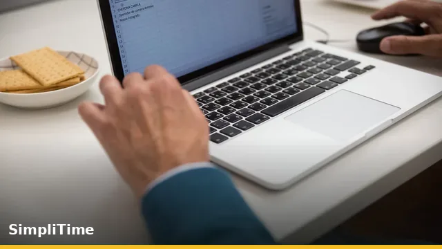 Havi jelenléti ív Excel táblázat és digitális munkaidő-nyilvántartó felület összehasonlítása az irodai asztalon